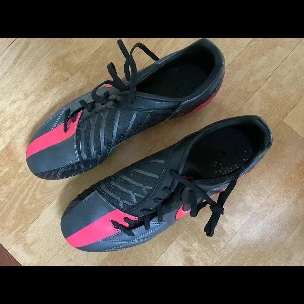 [NIKE] NWOT T90 Dark Grey and Red Cleats